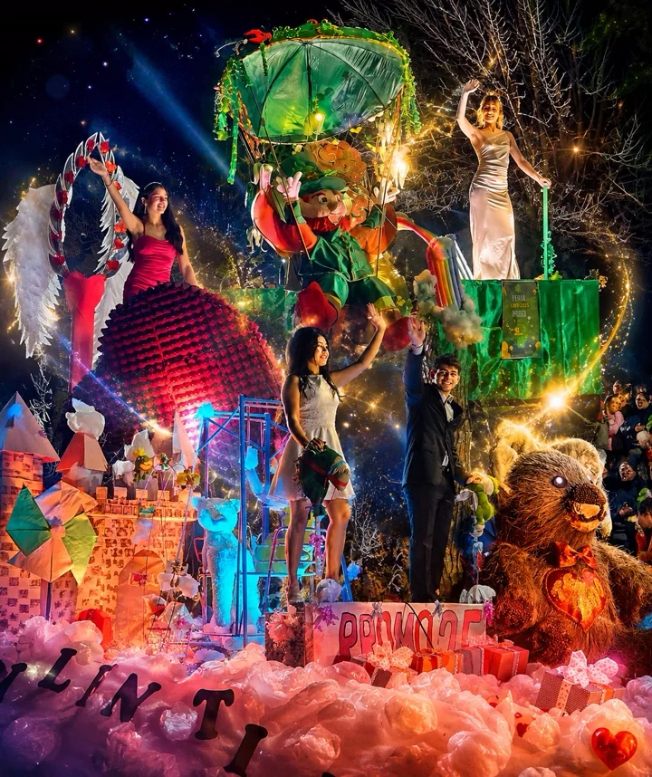 Carroza iluminada de la Fiesta de la Estudiantina de San Roque por la noche